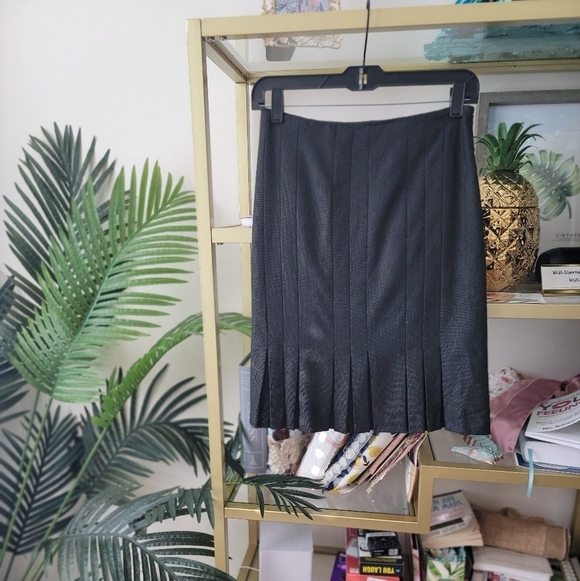 Anne Klein Pleated 2 Piece Skirt Suit - Women's Size 4 - Picture 7 of 8